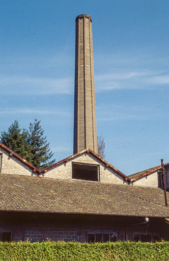 Quai couvert, magasins industriels et cheminée. © Yves Sancey / Région Bourgogne-Franche-Comté, Inventaire du patrimoine - 1999