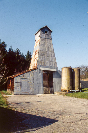 Puits de sondage nord (en service) depuis l'entrée. © Yves Sancey / Région Bourgogne-Franche-Comté, Inventaire du patrimoine - 1999