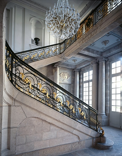 Intérieur : escalier d'honneur de profil. © Jérôme Mongreville / Région Bourgogne-Franche-Comté, Inventaire du patrimoine - 1999