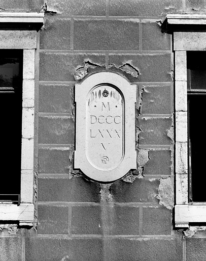 Logis secondaire : façade antérieure, détail du médaillon gauche. © Jérôme Mongreville / Région Bourgogne-Franche-Comté, Inventaire du patrimoine - 1999