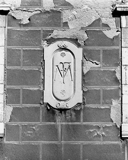 Logis secondaire : façade antérieure, détail du médaillon droit. © Jérôme Mongreville / Région Bourgogne-Franche-Comté, Inventaire du patrimoine - 1999