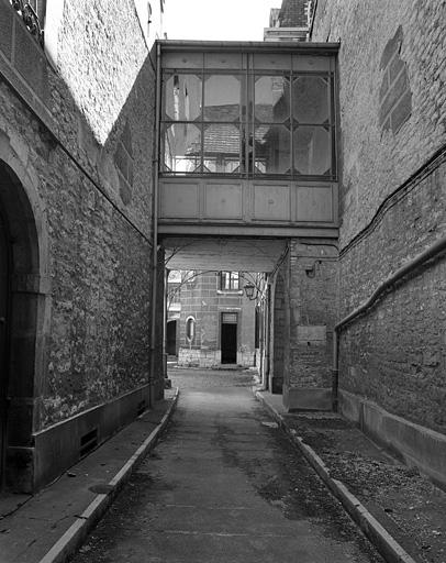 Passage cocher depuis la rue. © Jérôme Mongreville / Région Bourgogne-Franche-Comté, Inventaire du patrimoine - 1999 Passage cocher depuis la rue. © Jérôme Mongreville / Région Bourgogne-Franche-Comté, Inventaire du patrimoine - 1999