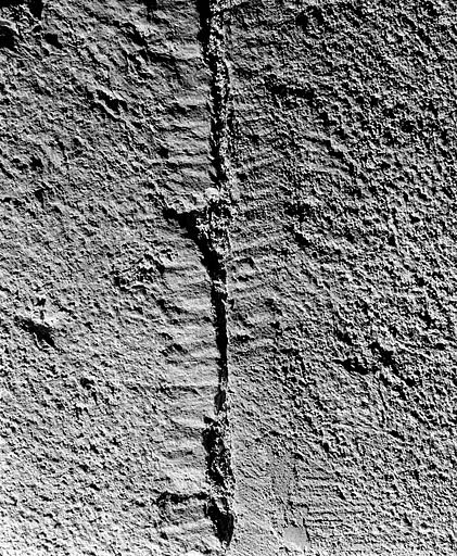 Traces de boucharde et ciselures dans la quatrième travée nord de la coursière du vaisseau central. © Jérôme Mongreville / Région Bourgogne-Franche-Comté, Inventaire du patrimoine - 1999