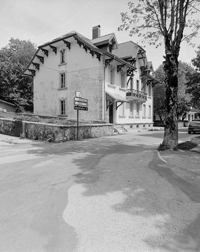 Façade antérieure et face gauche vues de trois quarts. © Yves Sancey / Région Bourgogne-Franche-Comté, Inventaire du patrimoine - 1999