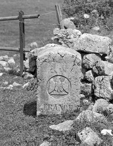 Armoiries de l'Empire français portées sur une des faces. © Yves Sancey / Région Bourgogne-Franche-Comté, Inventaire du patrimoine - 1999