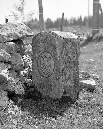 Armoirie du canton de Vaud portées sur une des faces. © Yves Sancey / Région Bourgogne-Franche-Comté, Inventaire du patrimoine - 1999