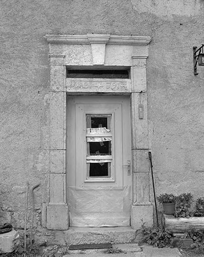 Les piédroits et le linteau de la porte d'accès. © Yves Sancey / Région Bourgogne-Franche-Comté, Inventaire du patrimoine - 1999 Les piédroits et le linteau de la porte d'accès. © Yves Sancey / Région Bourgogne-Franche-Comté, Inventaire du patrimoine - 1999