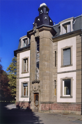 Tourelle sur la façade ouest du logement patronal. © Yves Sancey / Région Bourgogne-Franche-Comté, Inventaire du patrimoine - 1999