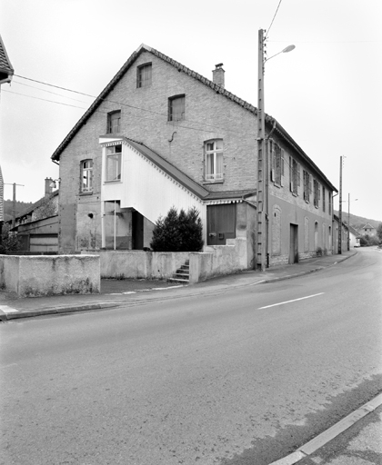 Bâtiment abritant un entrepôt industriel (au rez-de-chaussée), un logement et des bureaux (à l'étage). © Yves Sancey / Région Bourgogne-Franche-Comté, Inventaire du patrimoine - 1999