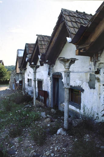 Détail du mur et des poteaux de fonte marquant la limite de destruction de l'atelier de fabrication. © Yves Sancey / Région Bourgogne-Franche-Comté, Inventaire du patrimoine - 1999