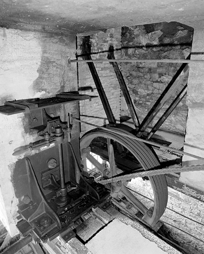 Roue de transmission de la machine à vapeur et système de couplage de la turbine. © Yves Sancey / Région Bourgogne-Franche-Comté, Inventaire du patrimoine - 1999