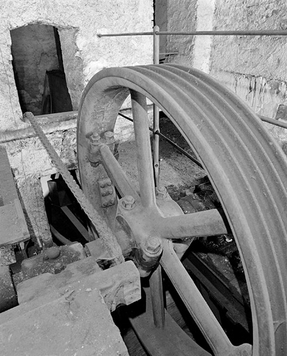 Détail de la roue de transmission de la machine à vapeur. Les gorges de la roue accueillaient des câbles en chanvre de section carrée (l'un d'eux est visible contre l'axe de la roue). © Yves Sancey / Région Bourgogne-Franche-Comté, Inventaire du patrimoine - 1999