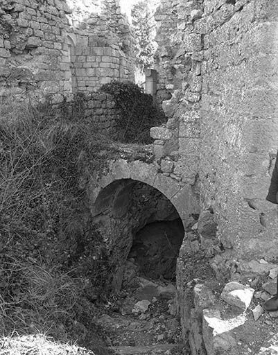 Départ de l'escalier droit conduisant au vallon de Valbois. © Jérôme Mongreville / Région Bourgogne-Franche-Comté, Inventaire du patrimoine - 2000