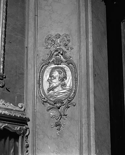 Détail de l'autel secondaire nord : le médaillon à droite du retable. © Yves Sancey / Région Bourgogne-Franche-Comté, Inventaire du patrimoine - 2000