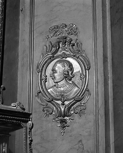 Détail de l'autel secondaire sud : médaillon à droite du retable. © Yves Sancey / Région Bourgogne-Franche-Comté, Inventaire du patrimoine - 2000