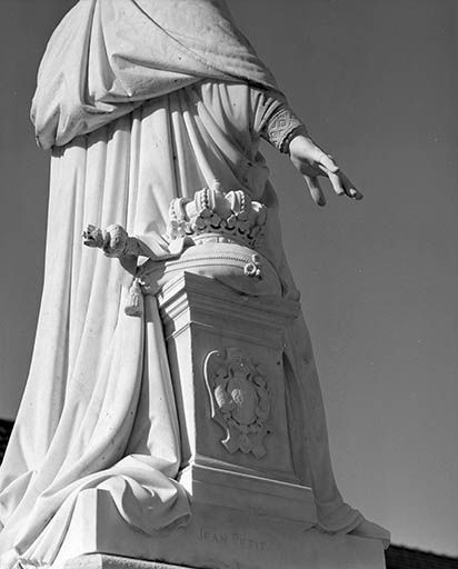 Détail : les armoiries de trois quart gauche. © Yves Sancey / Région Bourgogne-Franche-Comté, Inventaire du patrimoine - 2000