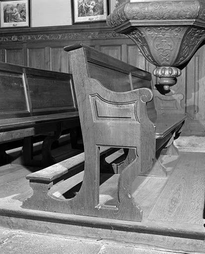 Détail : le montant extérieur d'un des bancs de fidèles. © Yves Sancey / Région Bourgogne-Franche-Comté, Inventaire du patrimoine - 2000