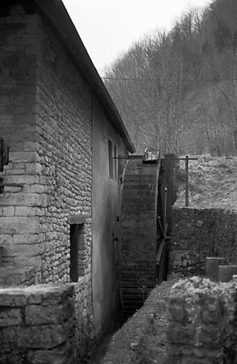 Façade latérale droite : la roue hydraulique verticale. © Liliane Hamelin / Région Bourgogne-Franche-Comté, Inventaire du patrimoine - 2000 Façade latérale droite : la roue hydraulique verticale. © Liliane Hamelin / Région Bourgogne-Franche-Comté, Inventaire du patrimoine - 2000