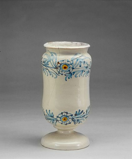 Vue d'un albarello sans inscription. © Jérôme Mongreville / Région Bourgogne-Franche-Comté, Inventaire du patrimoine - 2000