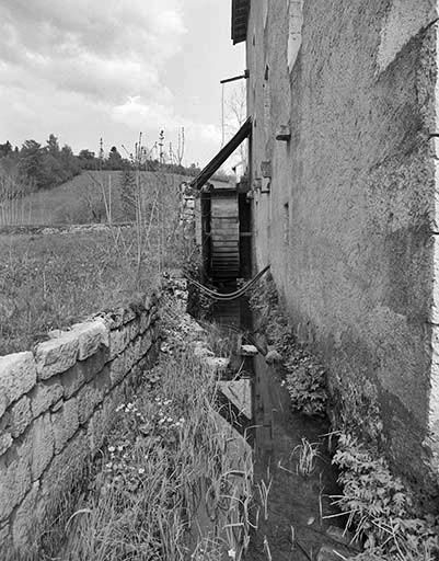 Vue sur la roue à aubes et le canal de fuite. © Jérôme Mongreville / Région Bourgogne-Franche-Comté, Inventaire du patrimoine - 2000 Vue sur la roue à aubes et le canal de fuite. © Jérôme Mongreville / Région Bourgogne-Franche-Comté, Inventaire du patrimoine - 2000