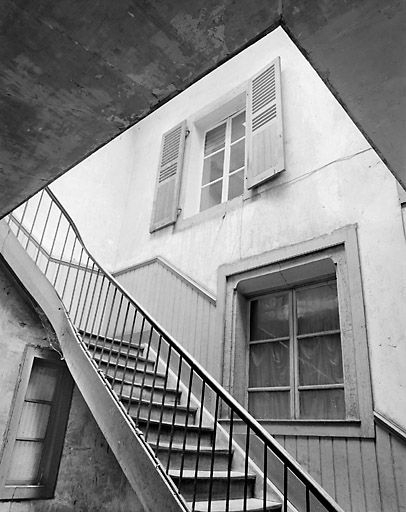Fenêtres du corps occidental donnant sur la cage d'escalier, au premier étage. © Jérôme Mongreville / Région Bourgogne-Franche-Comté, Inventaire du patrimoine - 2000 Fenêtres du corps occidental donnant sur la cage d'escalier, au premier étage. © Jérôme Mongreville / Région Bourgogne-Franche-Comté, Inventaire du patrimoine - 2000