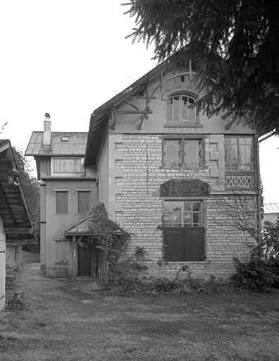 Vue de trois quarts d'une partie de la façade nord-est. © Jérôme Mongreville / Région Bourgogne-Franche-Comté, Inventaire du patrimoine - 2000