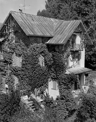 Façades sud-est et sud-ouest vues de trois quarts. © Jérôme Mongreville / Région Bourgogne-Franche-Comté, Inventaire du patrimoine - 2000
