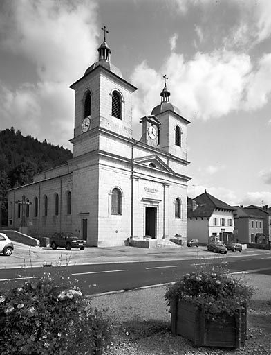 Façade antérieure vue de trois quarts gauche. © Jérôme Mongreville / Région Bourgogne-Franche-Comté, Inventaire du patrimoine - 2000 Façade antérieure vue de trois quarts gauche. © Jérôme Mongreville / Région Bourgogne-Franche-Comté, Inventaire du patrimoine - 2000