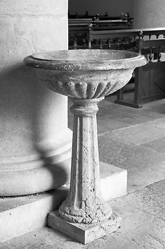 Vue générale d'un bénitier, de trois quarts. © Jérôme Mongreville / Région Bourgogne-Franche-Comté, Inventaire du patrimoine - 2000
