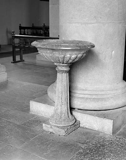 Vue générale d'un bénitier, de face. © Jérôme Mongreville / Région Bourgogne-Franche-Comté, Inventaire du patrimoine - 2000