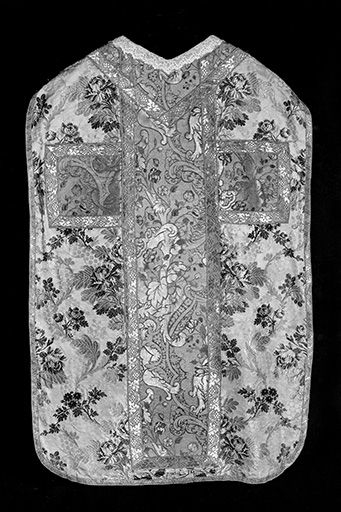 Vue générale du dos de la chasuble. © Jérôme Mongreville / Région Bourgogne-Franche-Comté, Inventaire du patrimoine - 2000 Vue générale du dos de la chasuble. © Jérôme Mongreville / Région Bourgogne-Franche-Comté, Inventaire du patrimoine - 2000