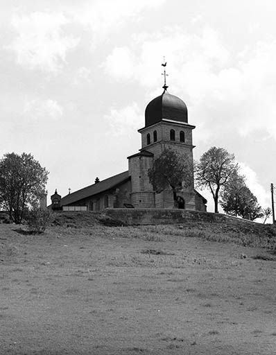 Vue éloignée du clocher porche depuis les Rousses en Bas. © Jérôme Mongreville / Région Bourgogne-Franche-Comté, Inventaire du patrimoine - 2000