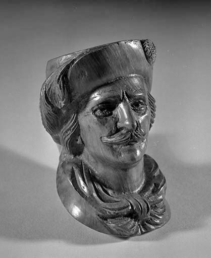 Tête de pipe sculptée à l'effigie de d'Artagnan achevée. © Jérôme Mongreville / Région Bourgogne-Franche-Comté, Inventaire du patrimoine - 2000