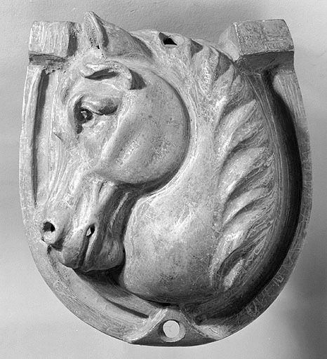 Tête de cheval inscrite dans un fer à cheval. Matériau : Zamak. Hauteur : 17 cm. © Jérôme Mongreville / Région Bourgogne-Franche-Comté, Inventaire du patrimoine - 2000