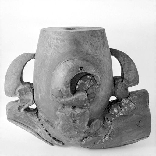 Patte d'aigle tenant le fourneau d'une pipe. © Jérôme Mongreville / Région Bourgogne-Franche-Comté, Inventaire du patrimoine - 2000