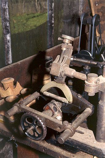 Partie gauche : détail du guide et du modèle. © Jérôme Mongreville / Région Bourgogne-Franche-Comté, Inventaire du patrimoine - 2000