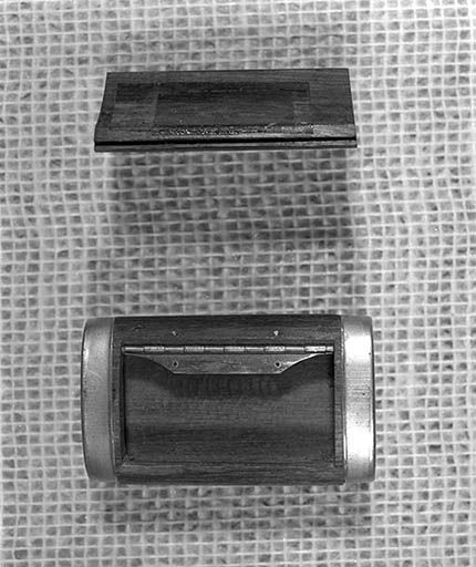 Tabatière en cours de montage. La rainure du couvercle de cette tabatière concave est destinée à accueillir la charnière. © Jérôme Mongreville / Région Bourgogne-Franche-Comté, Inventaire du patrimoine - 2000