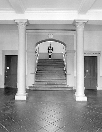 Hall d'entrée : colonnes et première volée de l'escalier d'honneur. © Jérôme Mongreville / Région Bourgogne-Franche-Comté, Inventaire du patrimoine - 2000 Hall d'entrée : colonnes et première volée de l'escalier d'honneur. © Jérôme Mongreville / Région Bourgogne-Franche-Comté, Inventaire du patrimoine - 2000