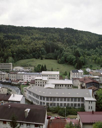 Usine de la Manufacture mécanique de Lunetterie et d'Optique (199 rue de la République), avant sa destruction. À l'arrière-plan, au centre l'ancienne usine de la Société des Lunetiers (194 à 198 rue de la République) et à gauche l'extrémité d'un bât… © Jérôme Mongreville / Région Bourgogne-Franche-Comté, Inventaire du patrimoine - 2000 Usine de la Manufacture mécanique de Lunetterie et d'Optique (199 rue de la République), avant sa destruction. À l'arrière-plan, au centre l'ancienne usine de la Société des Lunetiers (194 à 198 rue de la République) et à gauche l'extrémité d'un bât… © Jérôme Mongreville / Région Bourgogne-Franche-Comté, Inventaire du patrimoine - 2000