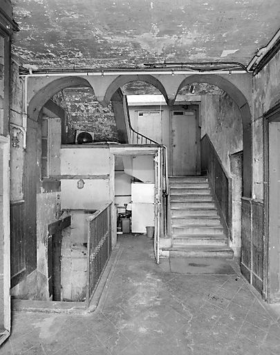 Entrée de la cage d'escalier dans la travée centrale. © Jérôme Mongreville / Région Bourgogne-Franche-Comté, Inventaire du patrimoine - 2000 Entrée de la cage d'escalier dans la travée centrale. © Jérôme Mongreville / Région Bourgogne-Franche-Comté, Inventaire du patrimoine - 2000
