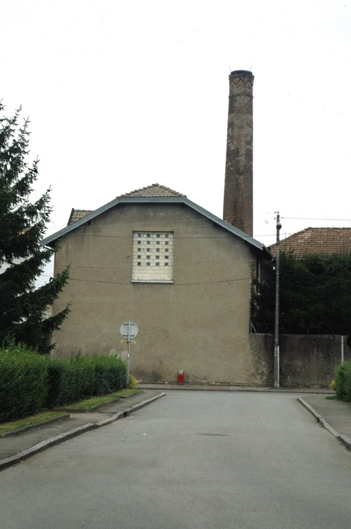 Mur-pignon de l'atelier de fabrication et cheminée depuis l'est. © Yves Sancey / Région Bourgogne-Franche-Comté, Inventaire du patrimoine - 2000