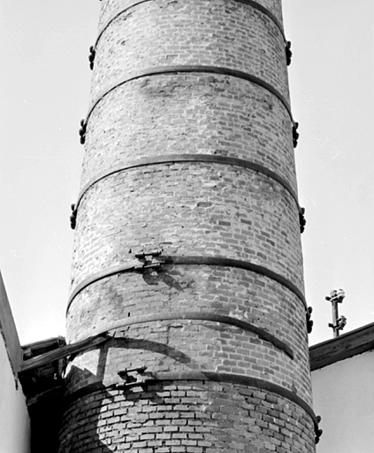 Détail de la cheminée : cerclages métalliques. © Yves Sancey / Région Bourgogne-Franche-Comté, Inventaire du patrimoine - 2000