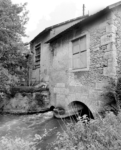 Canal de fuite et bâtiment d'eau. © Yves Sancey / Région Bourgogne-Franche-Comté, Inventaire du patrimoine - 2000