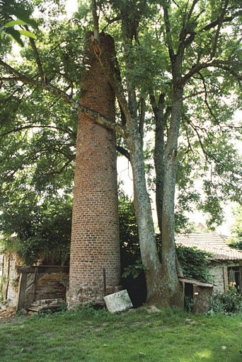 Cheminée et chaudière de la machine à vapeur depuis le nord. © Yves Sancey / Région Bourgogne-Franche-Comté, Inventaire du patrimoine - 2000