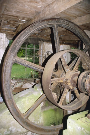 Machine à vapeur : détail du volant de transmission. © Yves Sancey / Région Bourgogne-Franche-Comté, Inventaire du patrimoine - 2000