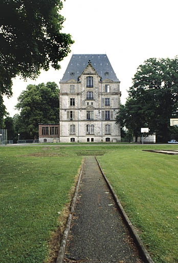 Façade depuis l'ouest. © Yves Sancey / Région Bourgogne-Franche-Comté, Inventaire du patrimoine - 2000