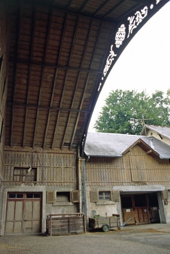 Auvent de l'écurie. © Yves Sancey / Région Bourgogne-Franche-Comté, Inventaire du patrimoine - 2000