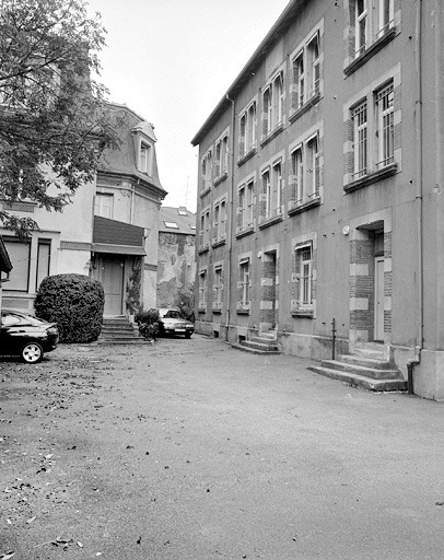 Façade postérieure du bâtiment situé au n° 25. © Yves Sancey / Région Bourgogne-Franche-Comté, Inventaire du patrimoine - 2000