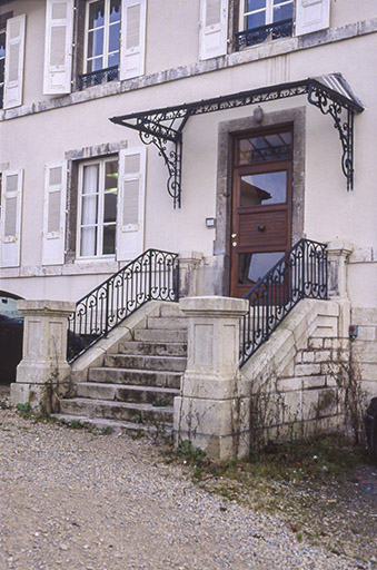 Perron du bâtiment des bureaux. © Yves Sancey / Région Bourgogne-Franche-Comté, Inventaire du patrimoine - 2000 Perron du bâtiment des bureaux. © Yves Sancey / Région Bourgogne-Franche-Comté, Inventaire du patrimoine - 2000