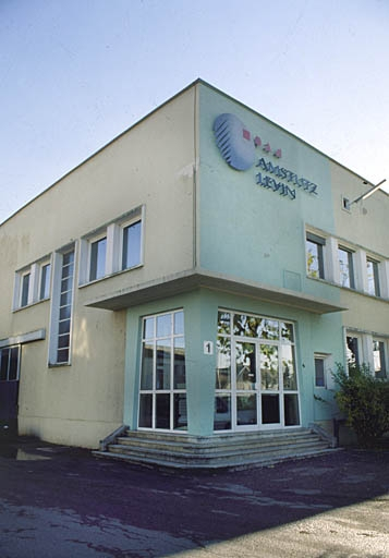 Entrée du bâtiment administratif d'entreprise. © Yves Sancey / Région Bourgogne-Franche-Comté, Inventaire du patrimoine - 2000
